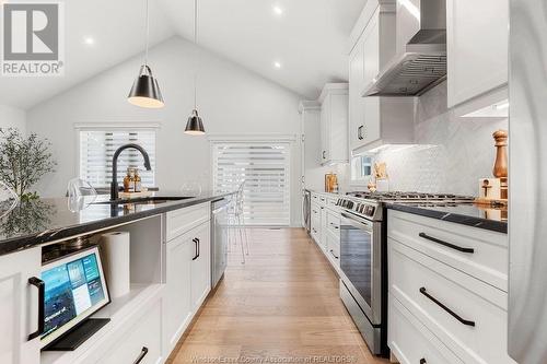 385 Caserta Crescent, Lakeshore, ON - Indoor Photo Showing Kitchen With Upgraded Kitchen