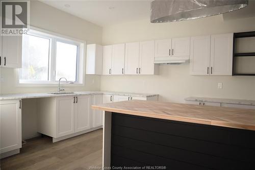 1737A South Cameron, Windsor, ON - Indoor Photo Showing Kitchen