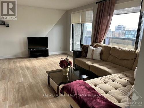 1703 - 470 Laurier Avenue W, Ottawa, ON - Indoor Photo Showing Living Room