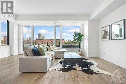 301 - 320 Miwate, Ottawa, ON - Indoor Photo Showing Living Room