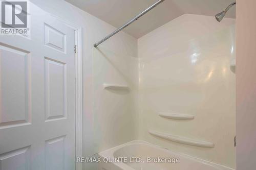 192 Dufferin Avenue, Belleville, ON - Indoor Photo Showing Bathroom