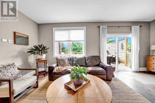 8 Curtis Street, Prince Edward County (Picton), ON - Indoor Photo Showing Living Room