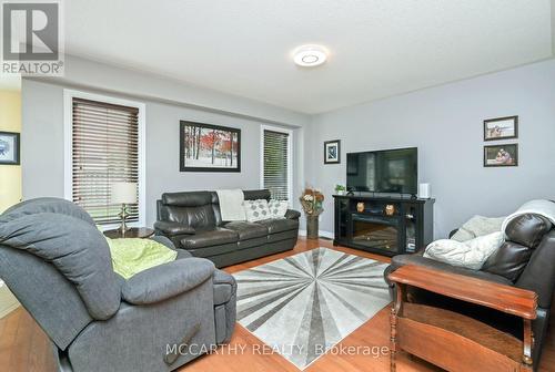 225 Berry Street, Shelburne, ON - Indoor Photo Showing Living Room