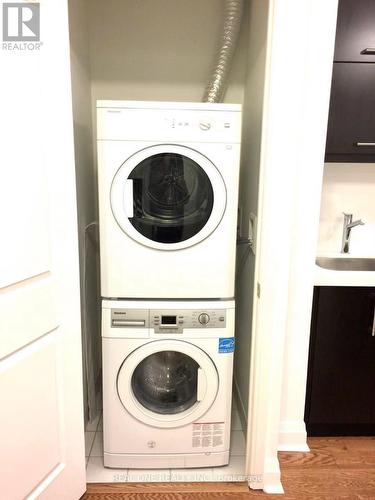 1005 - 1080 Bay Street, Toronto, ON - Indoor Photo Showing Laundry Room