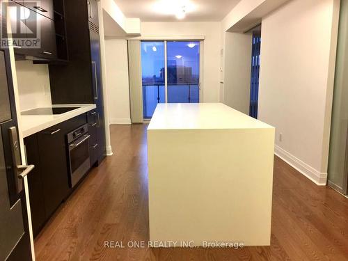 1005 - 1080 Bay Street, Toronto, ON - Indoor Photo Showing Kitchen