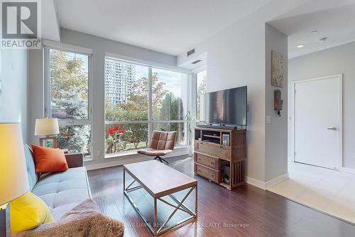 154 Sumach Street, Toronto, ON - Indoor Photo Showing Living Room