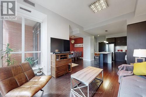 154 Sumach Street, Toronto, ON - Indoor Photo Showing Living Room