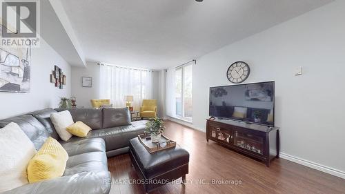 313 - 260 Davis Drive, Newmarket, ON - Indoor Photo Showing Living Room