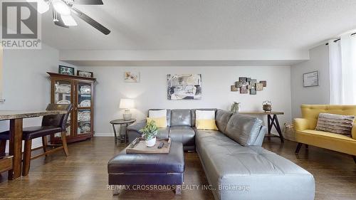 313 - 260 Davis Drive, Newmarket, ON - Indoor Photo Showing Living Room