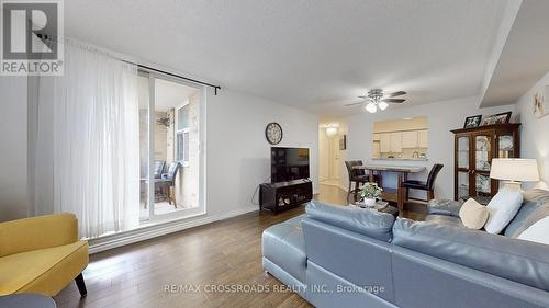 313 - 260 Davis Drive, Newmarket, ON - Indoor Photo Showing Living Room