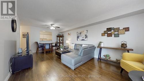 313 - 260 Davis Drive, Newmarket, ON - Indoor Photo Showing Living Room