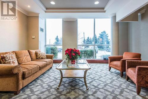 809 - 2585 Erin Centre Boulevard, Mississauga, ON - Indoor Photo Showing Living Room