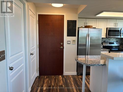 809 - 2585 Erin Centre Boulevard, Mississauga, ON - Indoor Photo Showing Kitchen