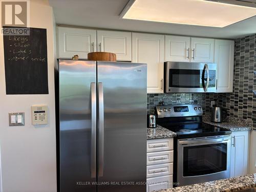 809 - 2585 Erin Centre Boulevard, Mississauga, ON - Indoor Photo Showing Kitchen