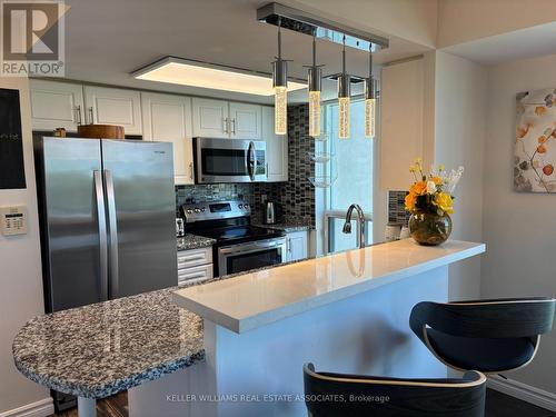 809 - 2585 Erin Centre Boulevard, Mississauga, ON - Indoor Photo Showing Kitchen