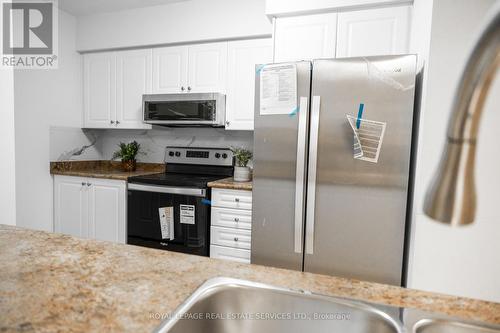 2831 - 3888 Duke Of York Boulevard, Mississauga, ON - Indoor Photo Showing Kitchen