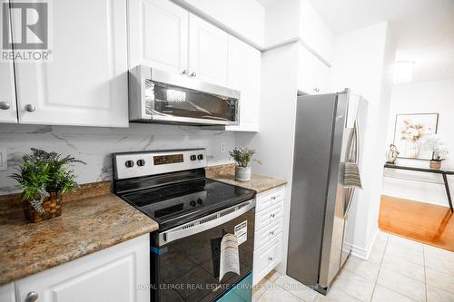 2831 - 3888 Duke Of York Boulevard, Mississauga, ON - Indoor Photo Showing Kitchen