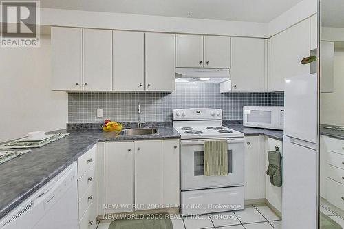 151 - 415 Jarvis Street, Toronto, ON - Indoor Photo Showing Kitchen