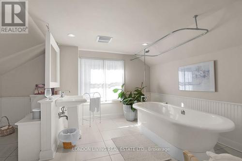 37 Foxbar Road, London, ON - Indoor Photo Showing Bathroom