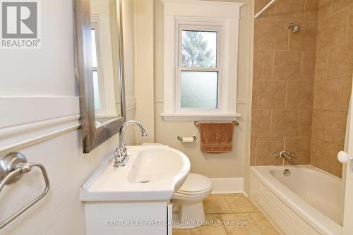 452 Charlotte Street, London, ON - Indoor Photo Showing Bathroom