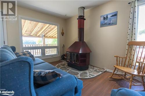 448 Kings Farm Road, Georgian Bay, ON - Indoor Photo Showing Living Room