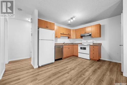 145 5071 James Hill Road, Regina, SK - Indoor Photo Showing Kitchen