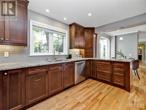 33 Farnham Crescent, Ottawa, ON - Indoor Photo Showing Kitchen