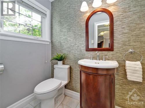 33 Farnham Crescent, Ottawa, ON - Indoor Photo Showing Bathroom