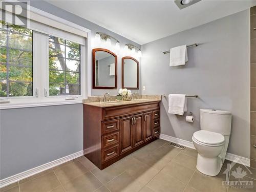 33 Farnham Crescent, Ottawa, ON - Indoor Photo Showing Bathroom