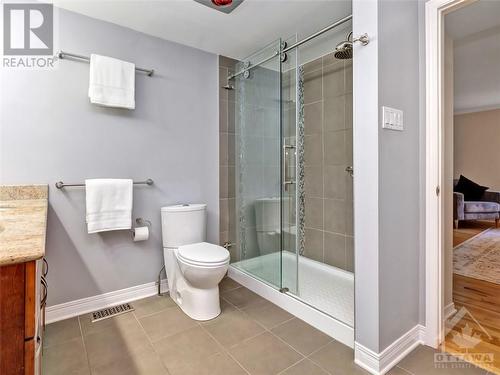 33 Farnham Crescent, Ottawa, ON - Indoor Photo Showing Bathroom