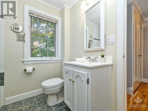 33 Farnham Crescent, Ottawa, ON - Indoor Photo Showing Bathroom