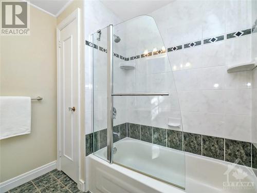 33 Farnham Crescent, Ottawa, ON - Indoor Photo Showing Bathroom