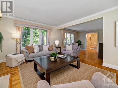 33 Farnham Crescent, Ottawa, ON - Indoor Photo Showing Living Room