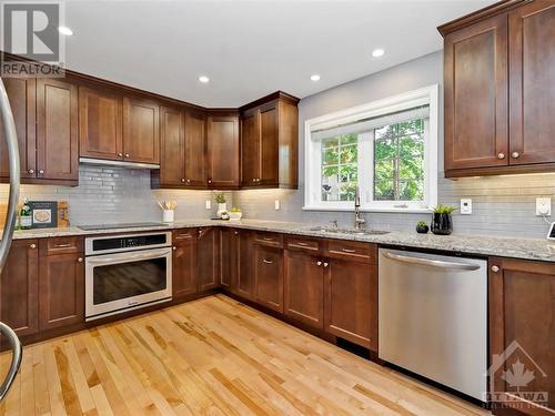 33 Farnham Crescent, Ottawa, ON - Indoor Photo Showing Kitchen