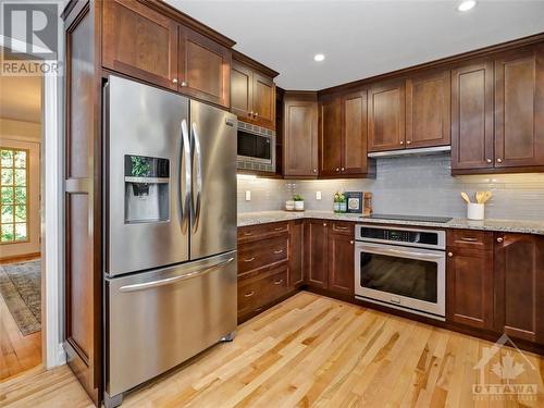 33 Farnham Crescent, Ottawa, ON - Indoor Photo Showing Kitchen