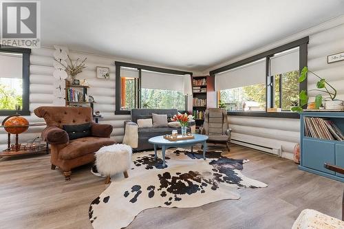 7500 Rivercrest Road, Radium Hot Springs, BC - Indoor Photo Showing Living Room