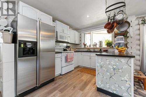 7500 Rivercrest Road, Radium Hot Springs, BC - Indoor Photo Showing Kitchen With Upgraded Kitchen