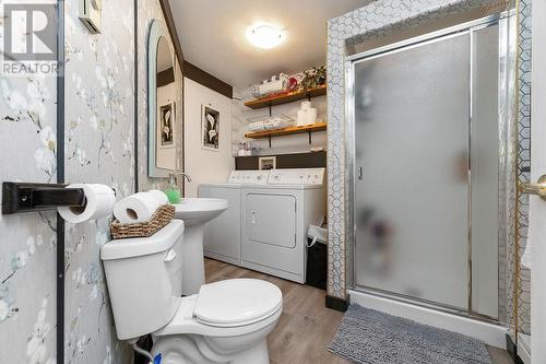 7500 Rivercrest Road, Radium Hot Springs, BC - Indoor Photo Showing Laundry Room