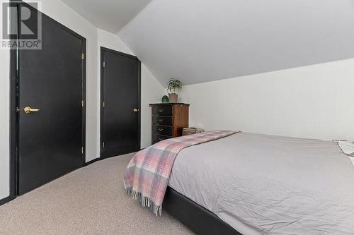 7500 Rivercrest Road, Radium Hot Springs, BC - Indoor Photo Showing Bedroom