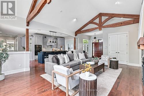 112 Cortina Crescent, Blue Mountains, ON - Indoor Photo Showing Living Room