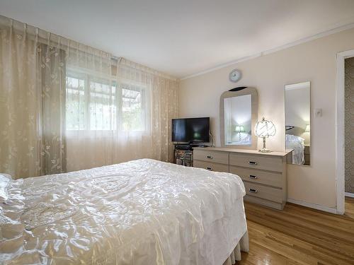 Master bedroom - 13184 Rue Shelborne, Montréal (Pierrefonds-Roxboro), QC - Indoor Photo Showing Bedroom