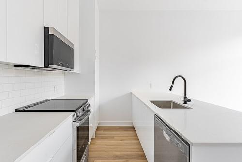 Kitchen - 389 Rue St-Zotique E., Montréal (Rosemont/La Petite-Patrie), QC - Indoor Photo Showing Kitchen With Upgraded Kitchen