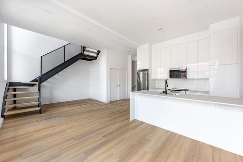 Living room - 389 Rue St-Zotique E., Montréal (Rosemont/La Petite-Patrie), QC - Indoor Photo Showing Kitchen With Double Sink