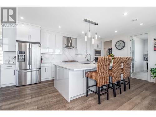 1016 Clarance Avenue, Kelowna, BC - Indoor Photo Showing Kitchen With Upgraded Kitchen