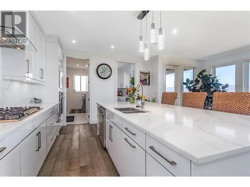 1016 Clarance Avenue, Kelowna, BC - Indoor Photo Showing Kitchen With Double Sink With Upgraded Kitchen