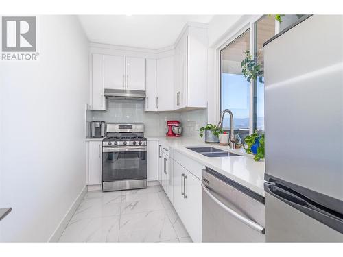 1016 Clarance Avenue, Kelowna, BC - Indoor Photo Showing Kitchen With Double Sink