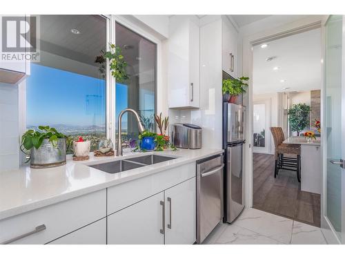 1016 Clarance Avenue, Kelowna, BC - Indoor Photo Showing Kitchen With Double Sink With Upgraded Kitchen