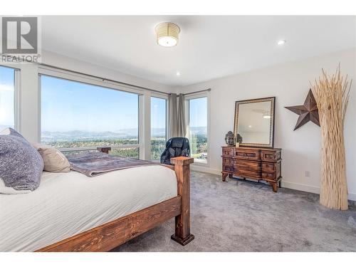 1016 Clarance Avenue, Kelowna, BC - Indoor Photo Showing Bedroom