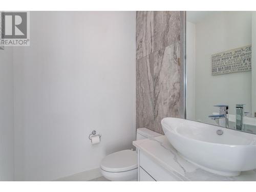 1016 Clarance Avenue, Kelowna, BC - Indoor Photo Showing Bathroom