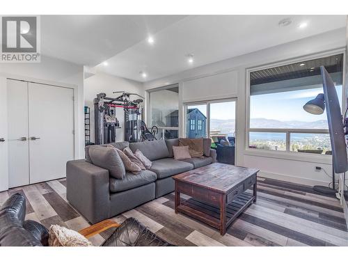 1016 Clarance Avenue, Kelowna, BC - Indoor Photo Showing Living Room